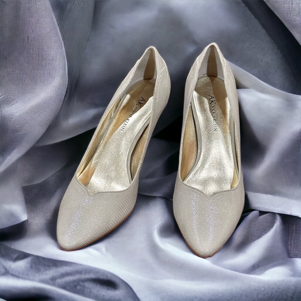 Anne Klein light creamy taupe silver gray genuine leather heels pumps Sz 8.5